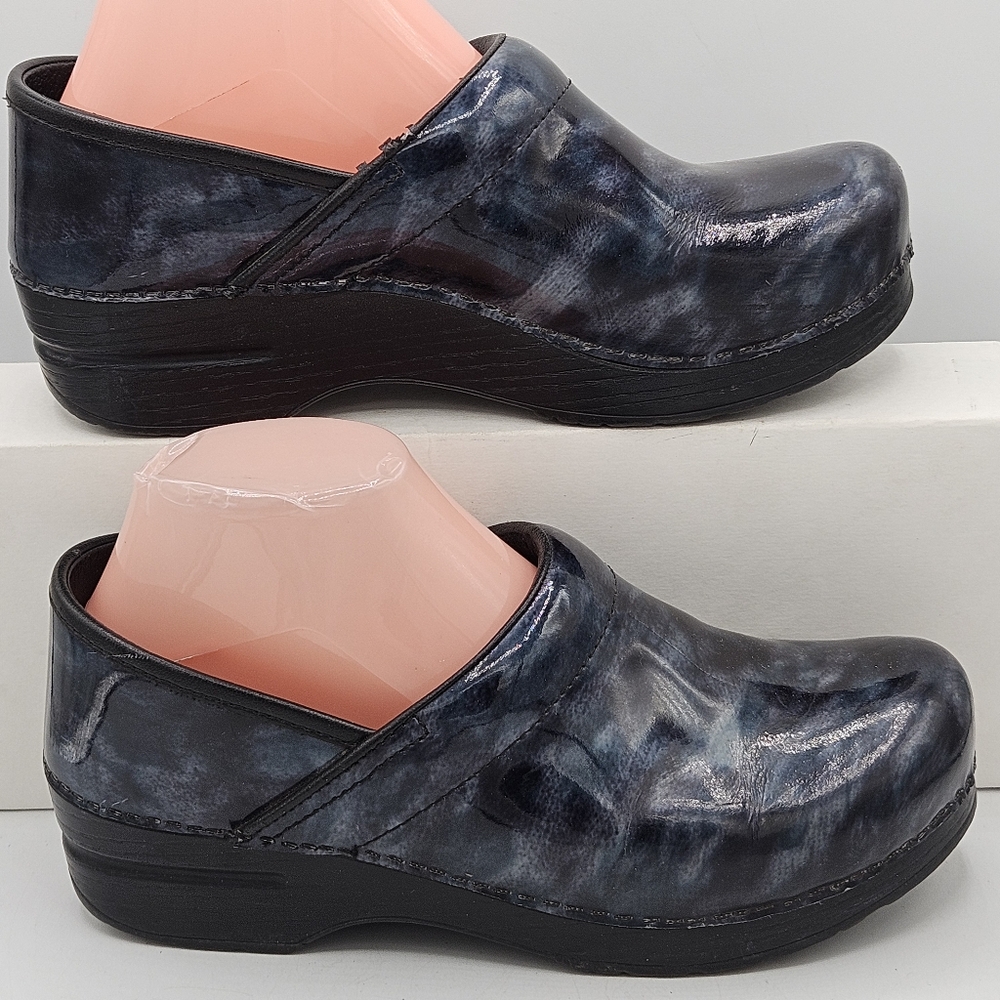 Dansko Size 39 US size  8.5/ 9